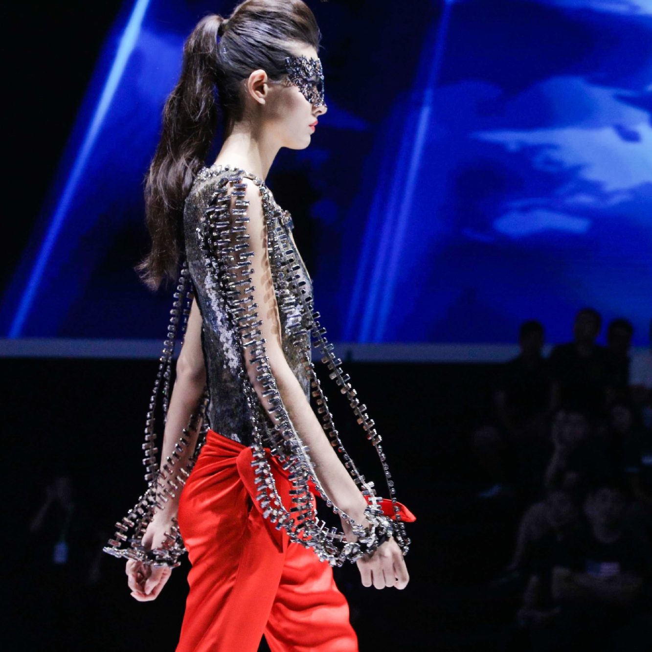Compagnie-Generale-Haute- Couture-top-brodée-sequin-pantalon-drapee